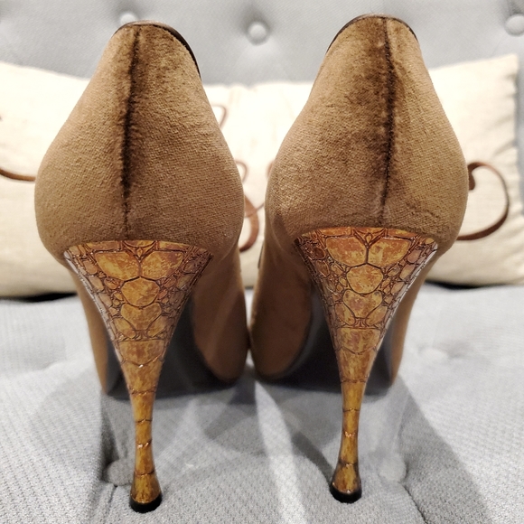 EUC Beautiful! Donna Karan Velvet Stilettos sz 7.5 - Picture 4 of 13